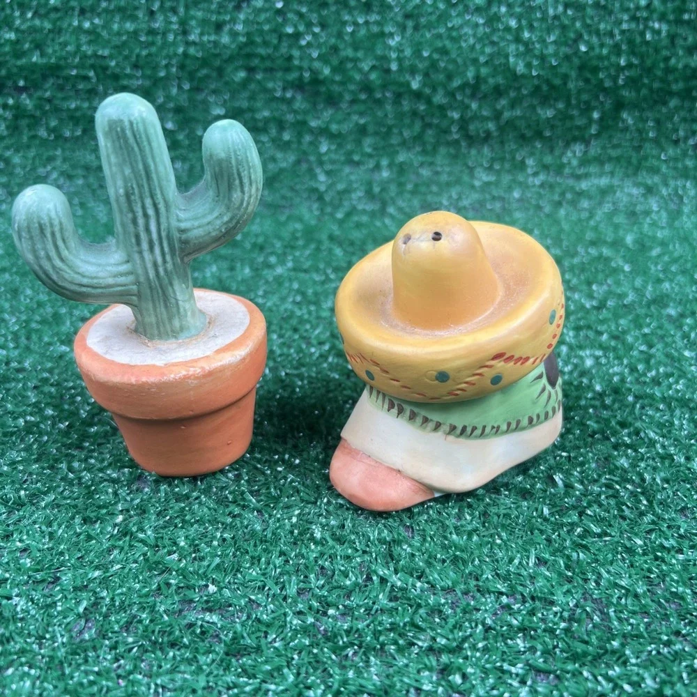 Vintage Senor‎ In Sombrero & Cactus Salt & Pepper Shakers Matte Finish 80's